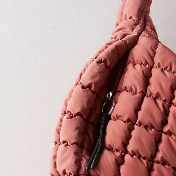 BNWT 💫SOLD OUT in DUSTY ROSE Free People Movement Quilted Carryall 🥀 - Picture 7 of 9